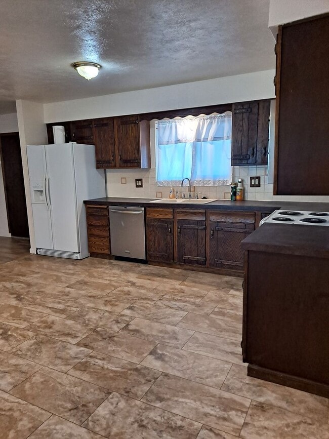 Building Photo - ALL PROSPECTIVE TENANTS MUST SUBMIT A $58 ...