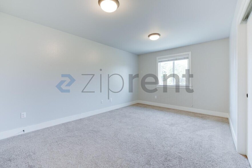 Building Photo - Unit