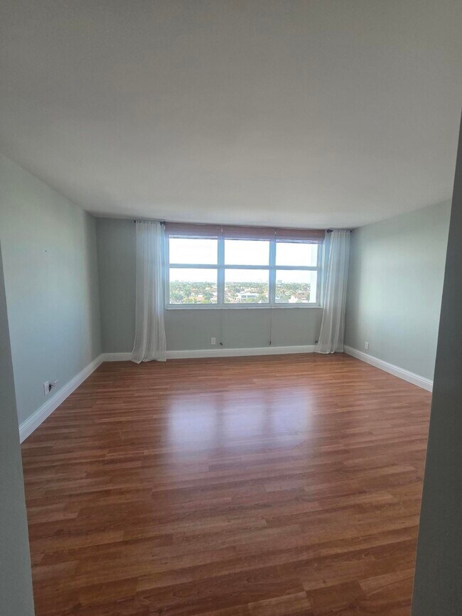 Building Photo - 2881 NE 33rd Ct