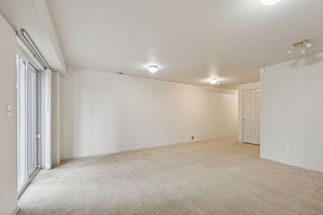 Building Photo - Wonderful End-unit townhome that backs to beautiful open space!