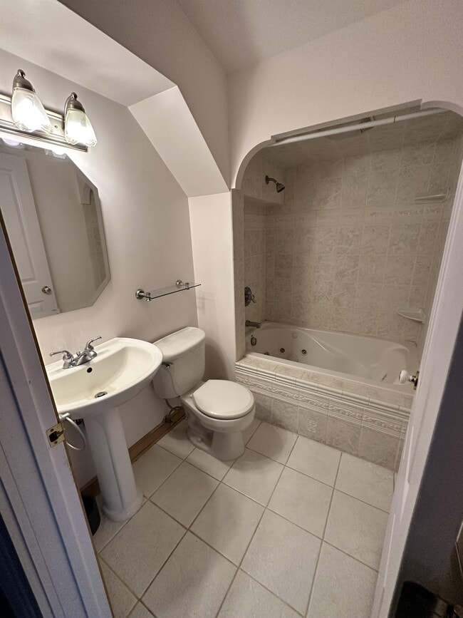 Building Photo - 1007 Dewey Ave NE