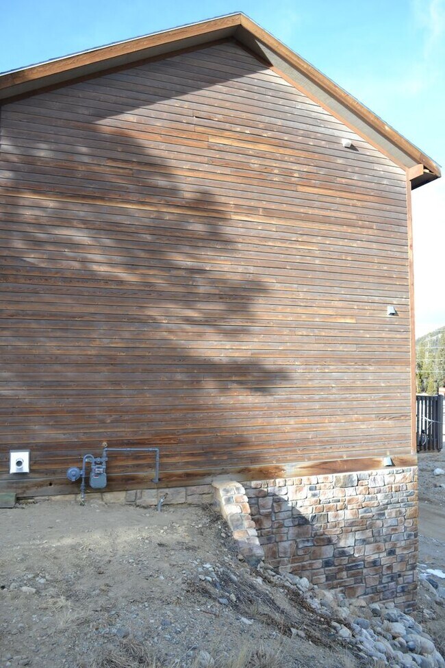 Building Photo - Oak Street Duplex