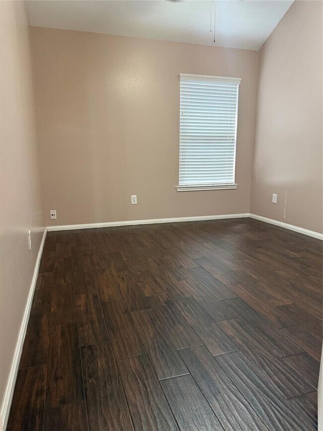 Building Photo - 15930 Hidden Crest Dr