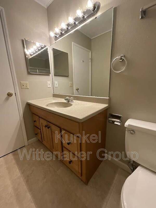 Building Photo - 711 White Oak Dr