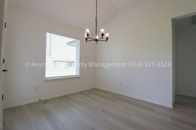 Building Photo - 2908 S Redwood Ave