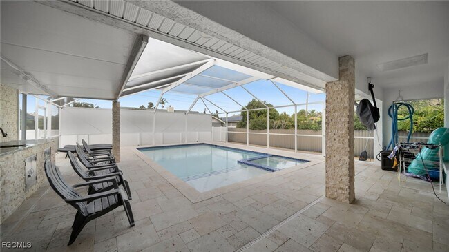 Building Photo - 3730 SE 4th Ave