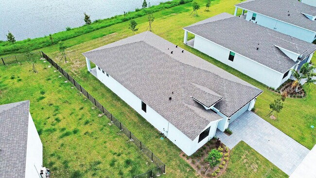 Building Photo - 5929 SE Sky Blue Cir