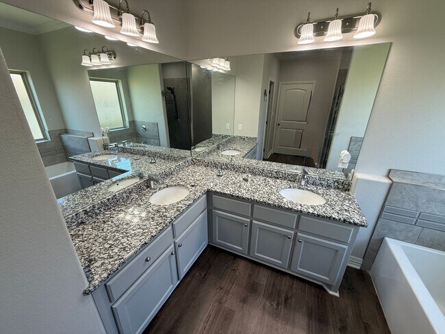 Building Photo - Modern 3-bed/2-bath!