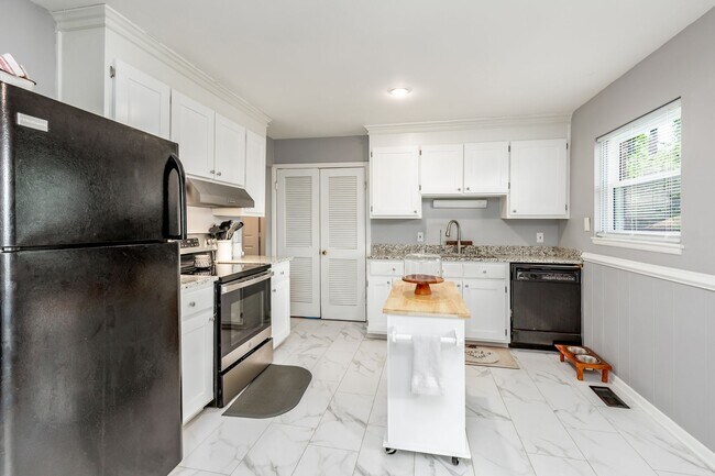 Building Photo - Charming 3-Bedroom Coastal Home in the Hea...