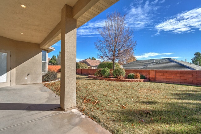 Building Photo - Beautiful St. George Home - Community Pool...