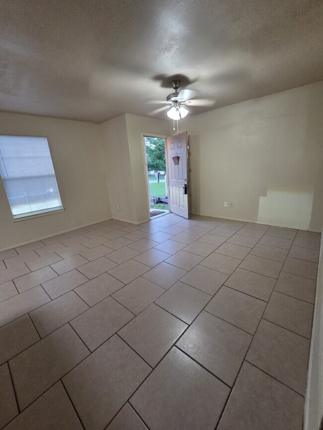 Building Photo - "Charming 2-Bed Sanctuary with Guest Suite in Weatherford – Your Cozy Retreat Awaits!"