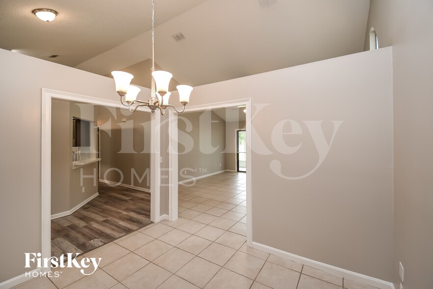 Building Photo - 3026 Rex Dr S