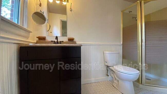 Building Photo - 539 W Weatherspoon St