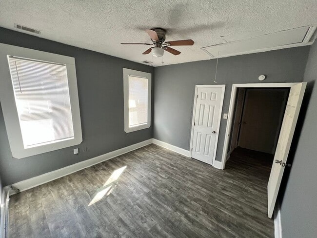 Building Photo - MOVE IN READY