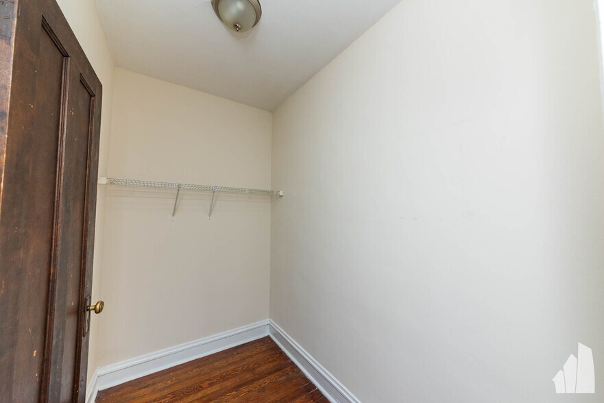 Building Photo - 4640 N Paulina St