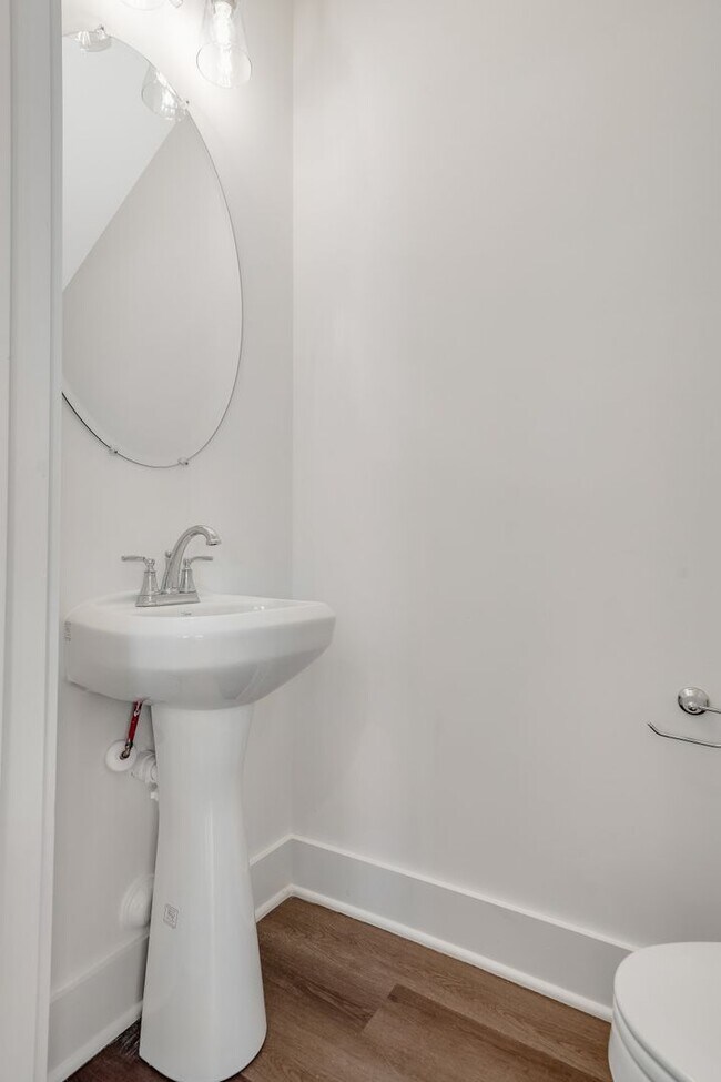 Building Photo - 2 Bedroom Home with Bonus Office/Flex Space!