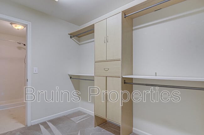 Building Photo - 7104 W Friendly Ave