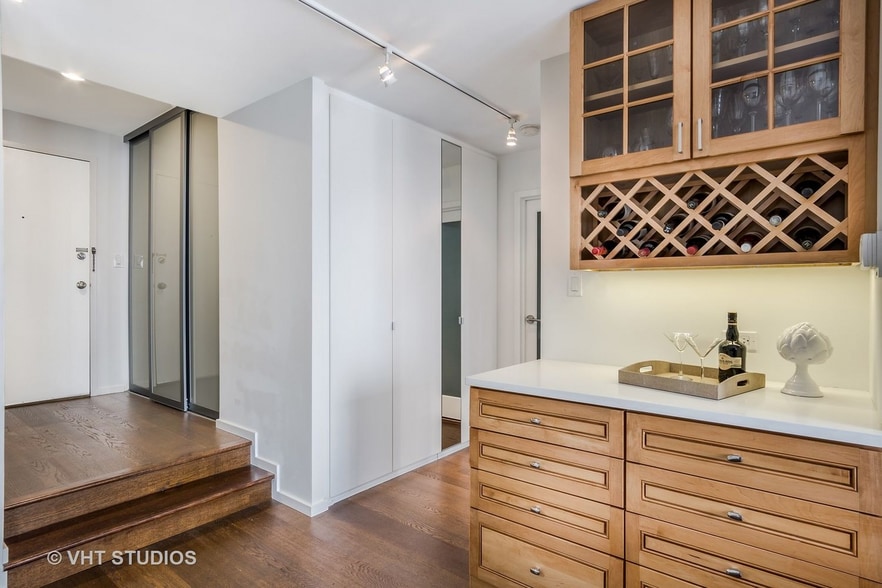 Building Photo - 230 E Ontario St