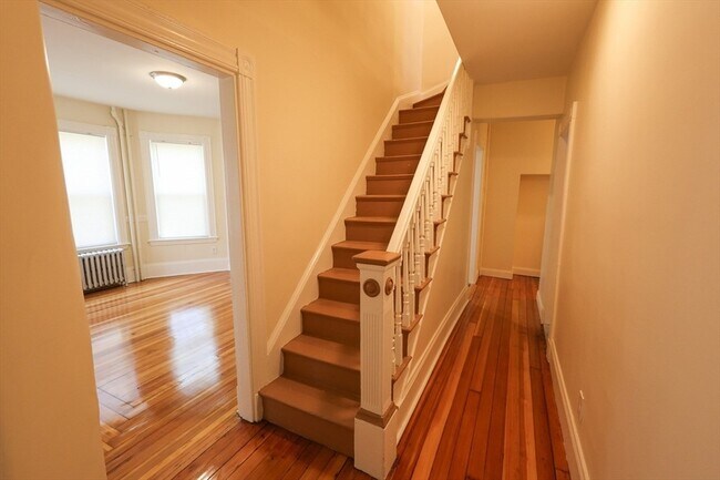 Building Photo - 32 Robinson St