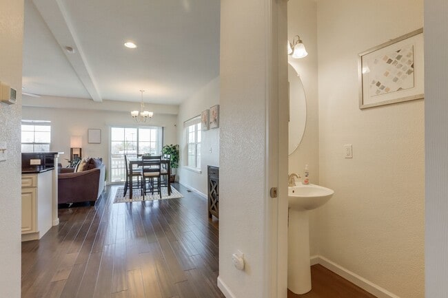 Building Photo - 3 bed 2.5 bath Townhome in Northwest Denver