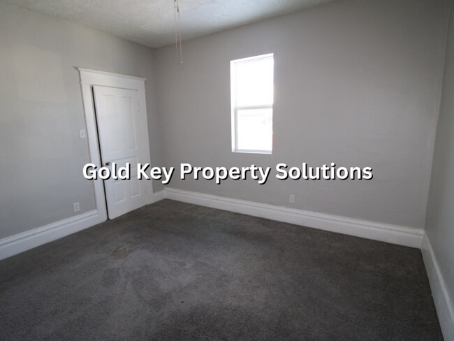 Building Photo - 816 W 11th St