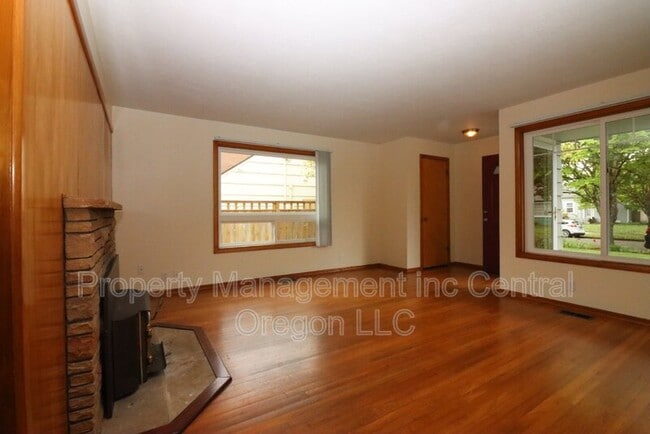 Building Photo - 1670 Yew St SE