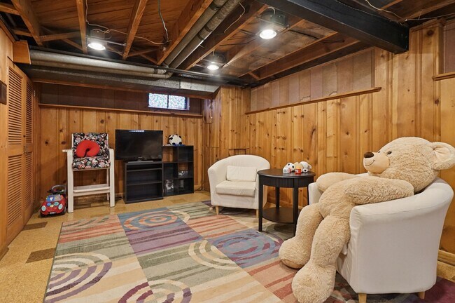 Building Photo - Charming 3-Bedroom Home with Finished Basement in Royal Oak