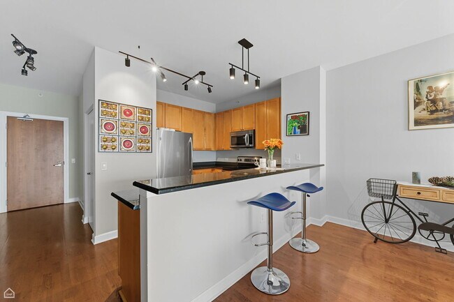 Building Photo - 1235 S Prairie Ave