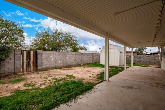 Building Photo - Beautifully updated Ranch Style Home