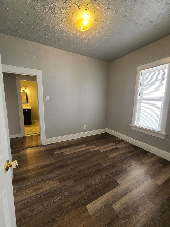 Building Photo - Historic 3 Bedroom West Side Home
