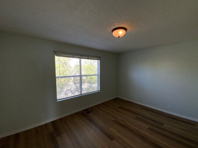 Building Photo - 4 Bedroom Home Available Near Golf Course ...