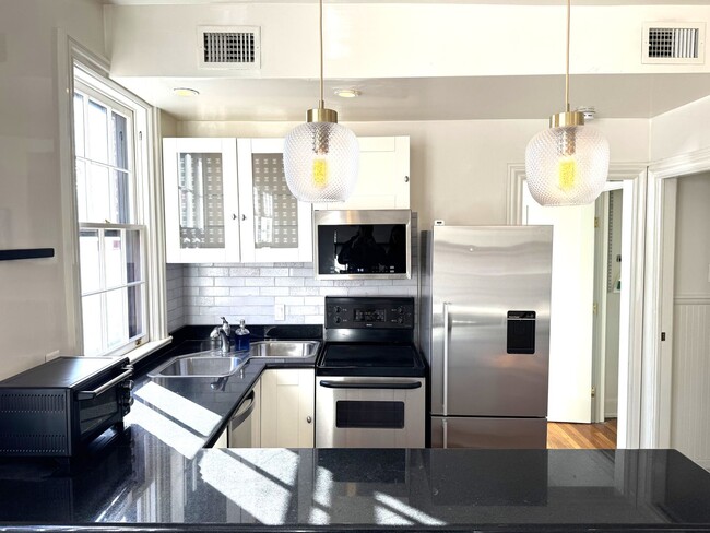 Building Photo - Update 1BR1BA in Georgetown with in unit w...