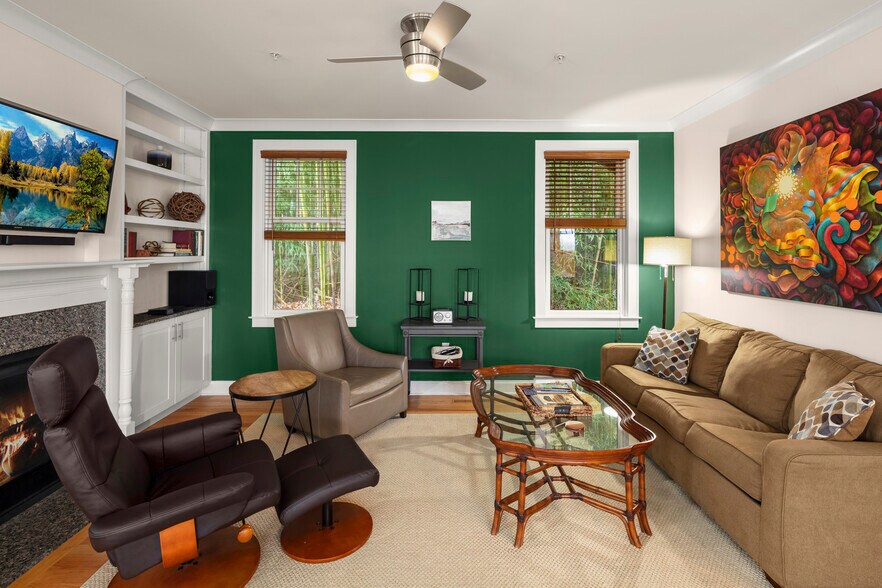 Building Photo - 279 E Chestnut St