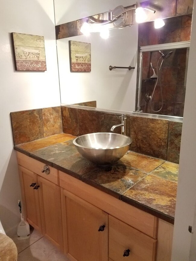 Building Photo - Loft, 2 Bedrooms, Split Townhouse, AC, 2 Parking