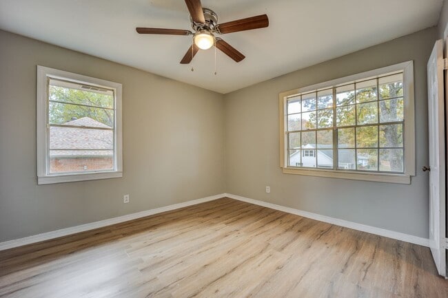 Building Photo - Freshly Updated 3 Bedroom House