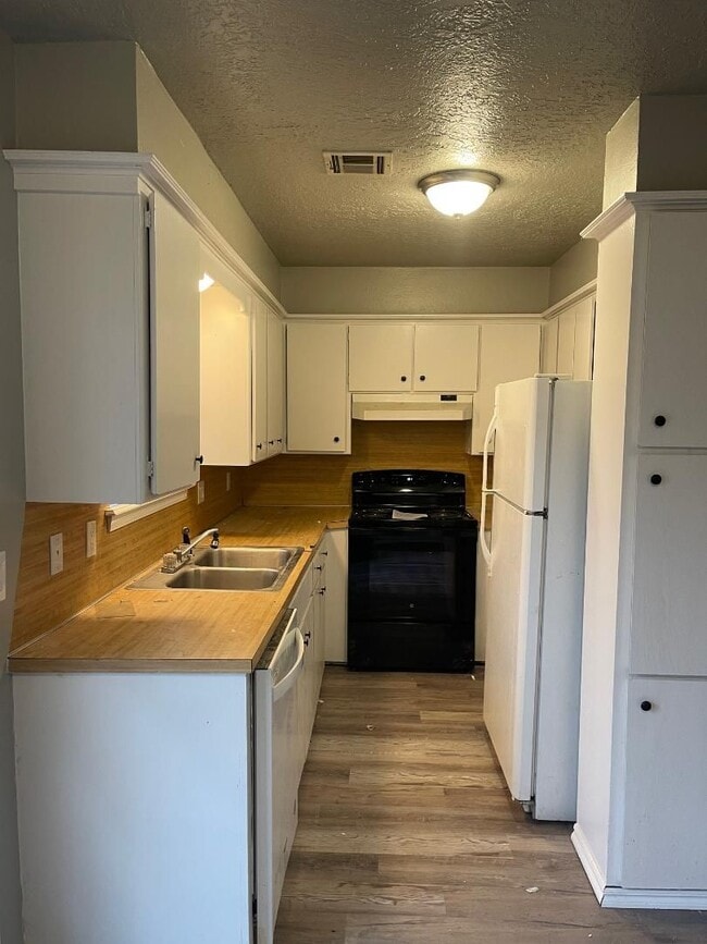 Building Photo - Updated 3-bedroom, 1-bath duplex located on a quiet street in West Norman