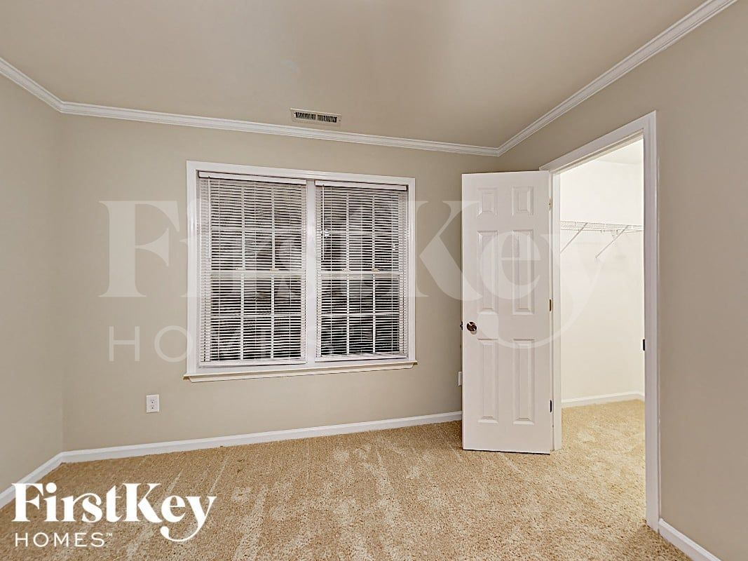 Building Photo - 2332 Juniper Dr