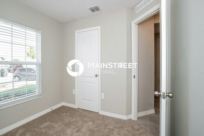 Building Photo - 5 Bedroom Pet-Friendly Home in Mascotte, FL with Main Street Renewal