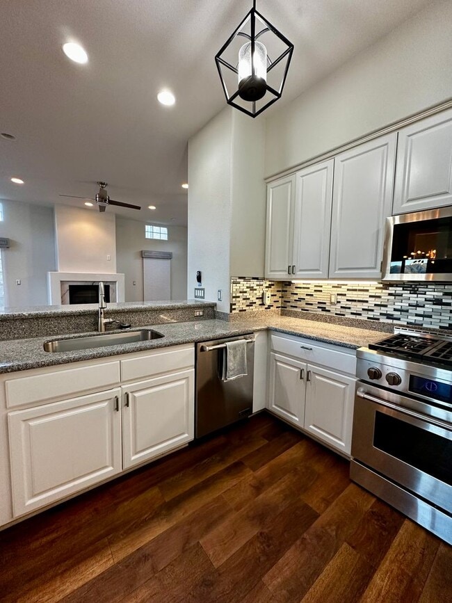 Building Photo - 3 bed 2 bath Well-Maintained Home in Prime...