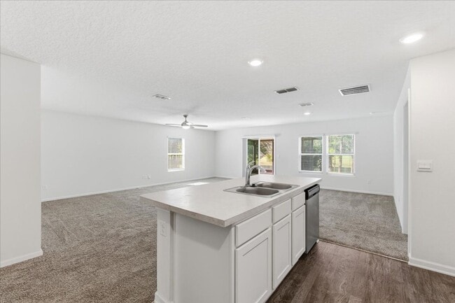 Building Photo - Welcome to this beautiful 3-bedroom, 2-bathroom home located in the heart of Bunnell!!