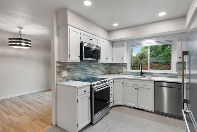 Building Photo - 4 Bedroom completely remodeled home in Fort Collins