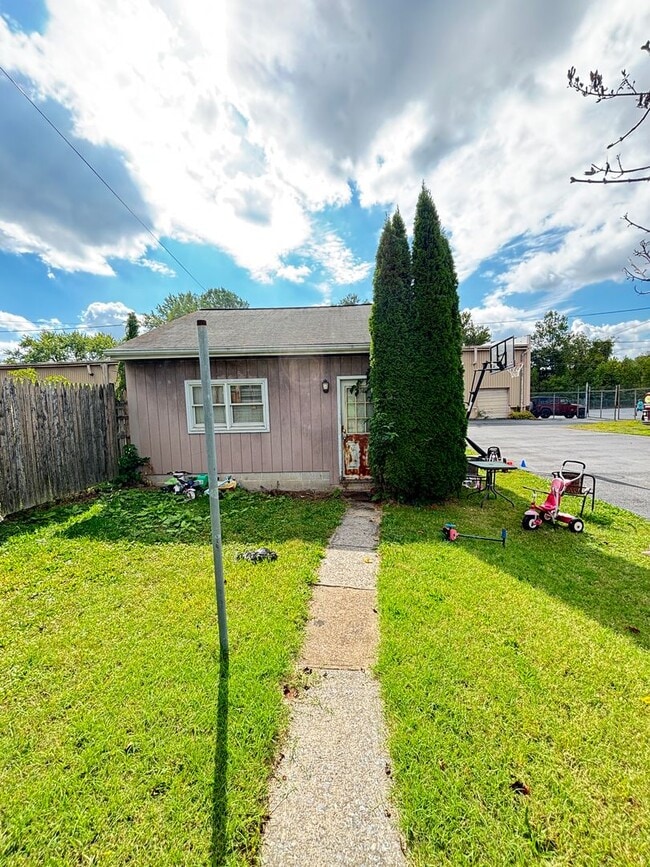Building Photo - 2 BR Home Available in Catasauqua, PA