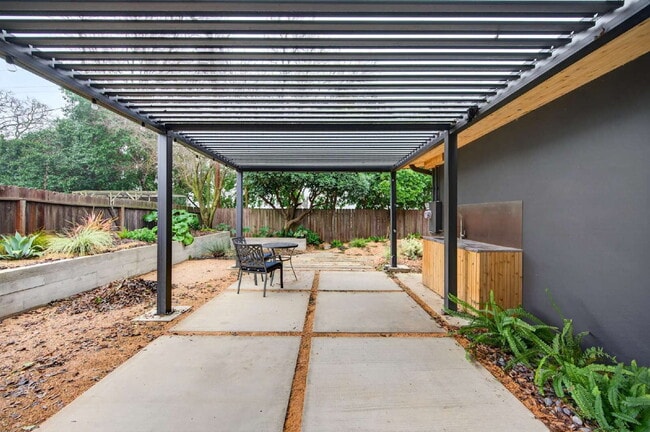 Building Photo - Not your average Davis rental.