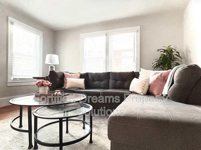 Building Photo - 2240 Queen St