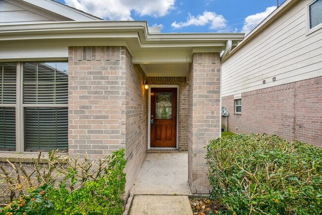 Building Photo - 15327 Mission Oak Dr