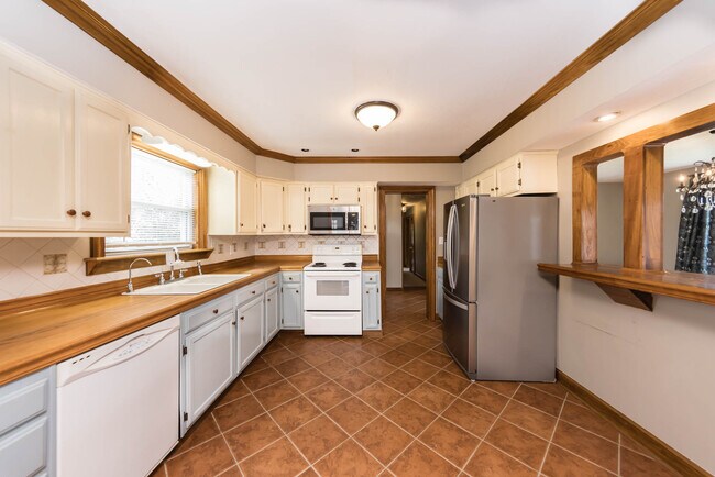 Building Photo - 229 Topaz Ln