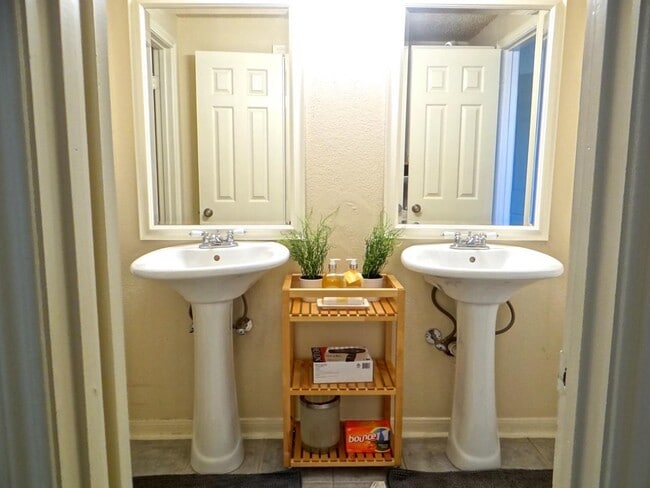 Building Photo - 5718 Val Verde St