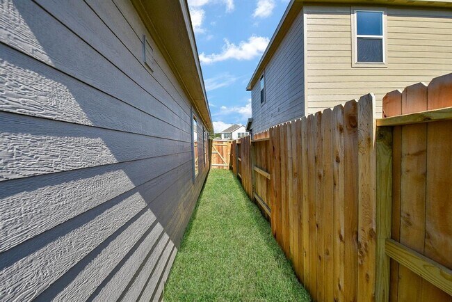 Building Photo - 1542 San Sebastien Dr