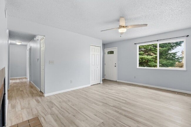 Building Photo - $1,840.95 - 3 Bed, 2 Bath Home with fenced yard and $300 move in special.