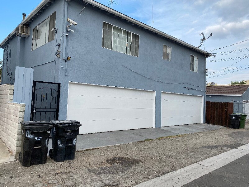 Building Photo - 14732 Burbank Blvd